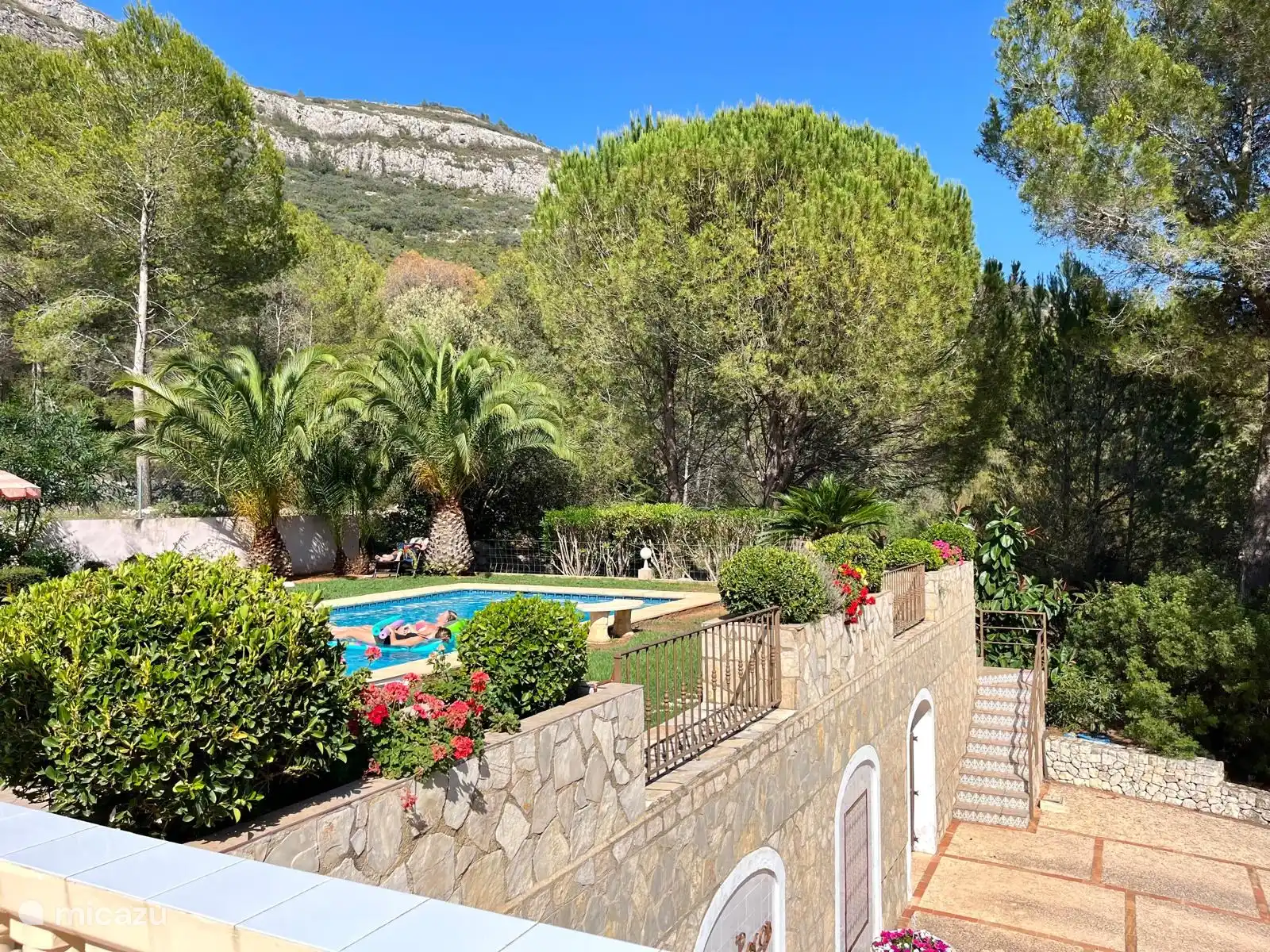 Blick auf den Pool von der Küchenterrasse