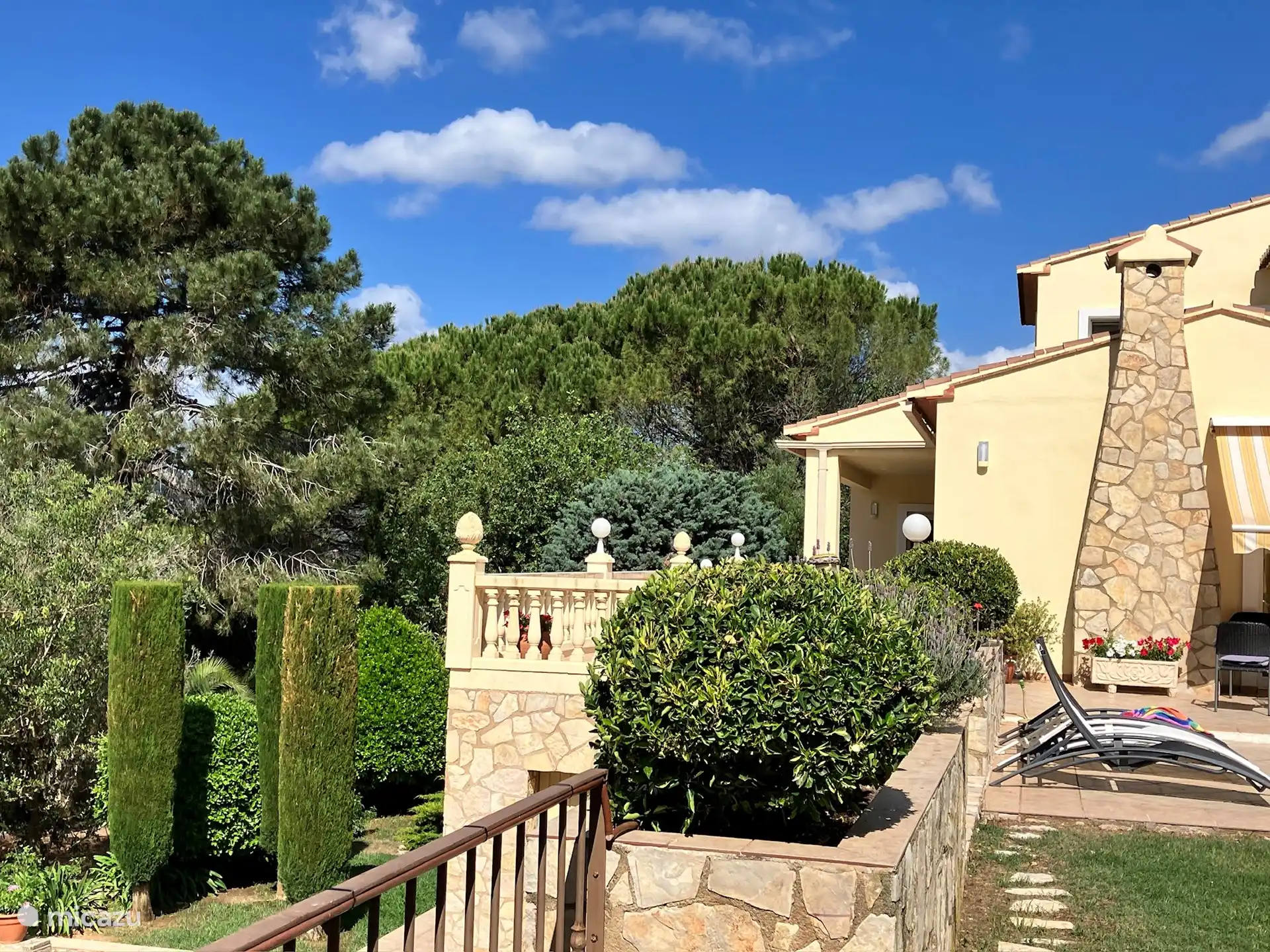 Blick vom Pool auf die vordere Terrasse.