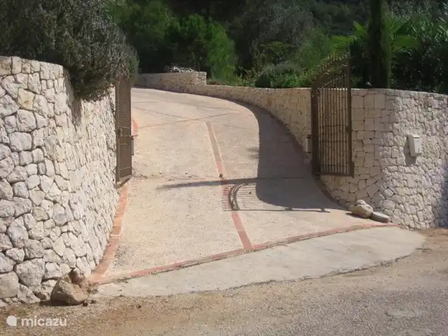 Location de Vacances Espagne, Costa de Valencia, Barx, villa - Villa Las Rocas Allée, avec des portails qui s’ouvrent avec une télécommande