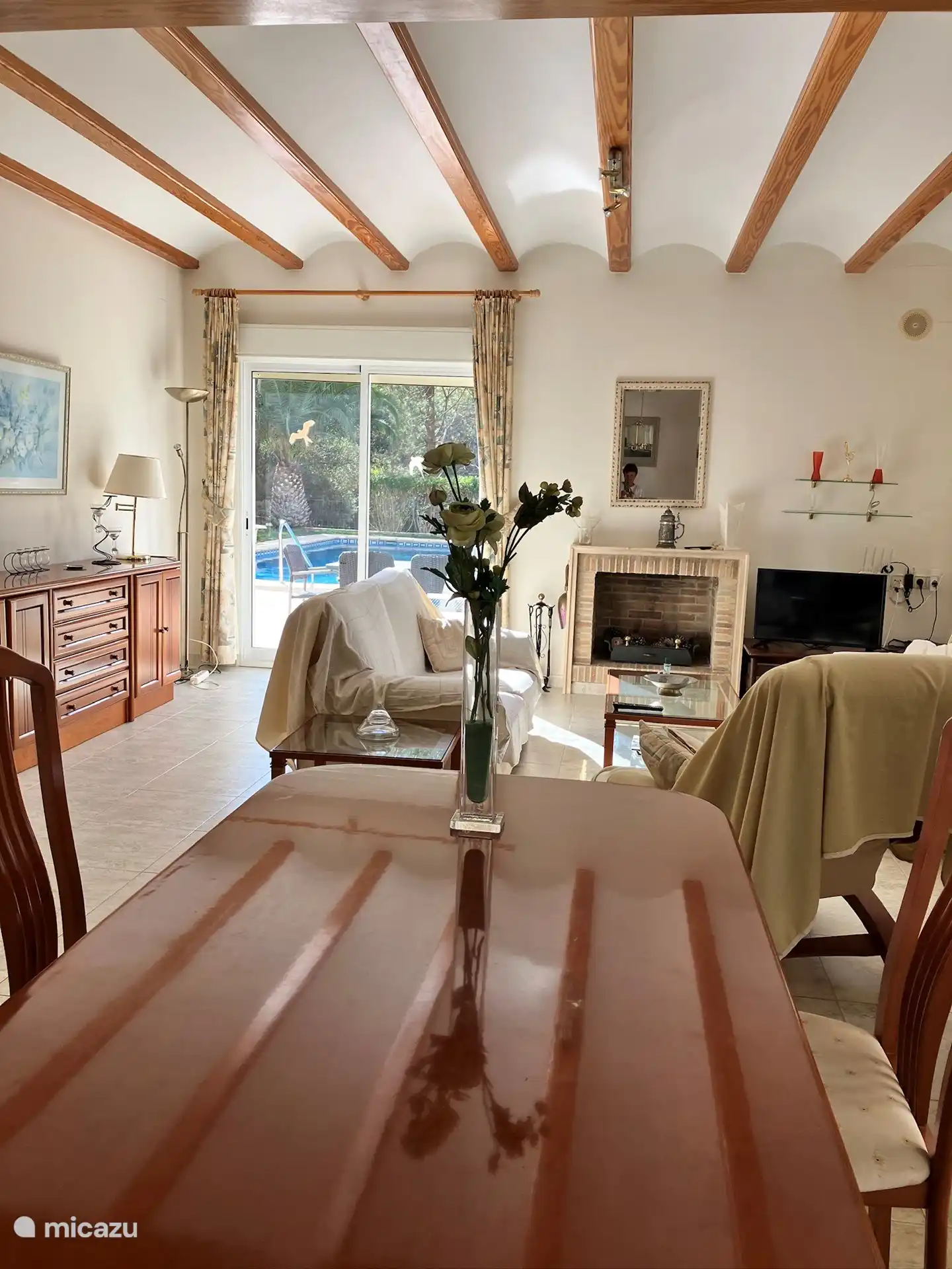 Wohnzimmer mit Blick auf den Pool
