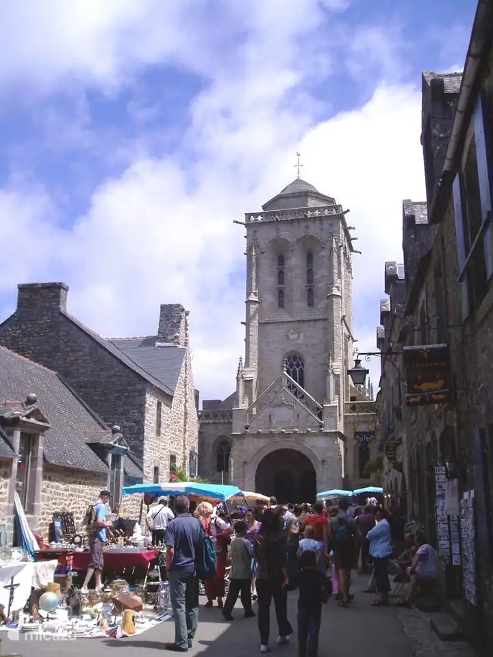 Locronan, Locronan means place of Ronan, an Irish monk who lived here in the 5th century AD. and after whom this church is named. The houses around the square are beautifully preserved, a masterpiece of civil architecture from the 16/17th century.