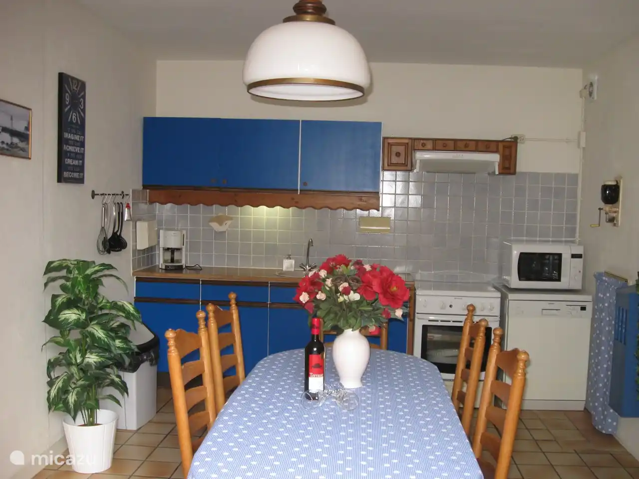 The fully equipped kitchen, with dishwasher, fridge with separate freezer, gas stove with gas oven, microwave. Here is also the wifi with code