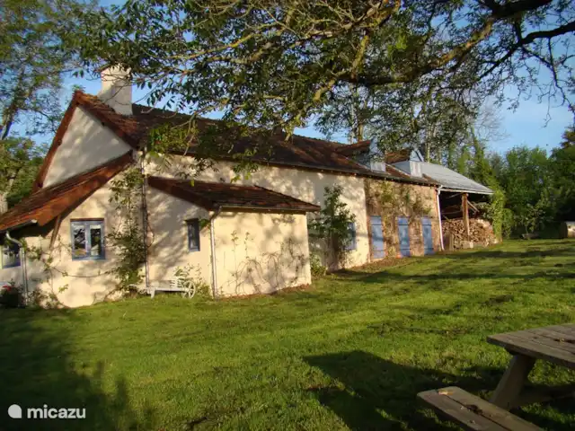 Location de Vacances France, Allier, Arfeuilles, ferme - La Goutte Bruyère La Goutte, le jardin.