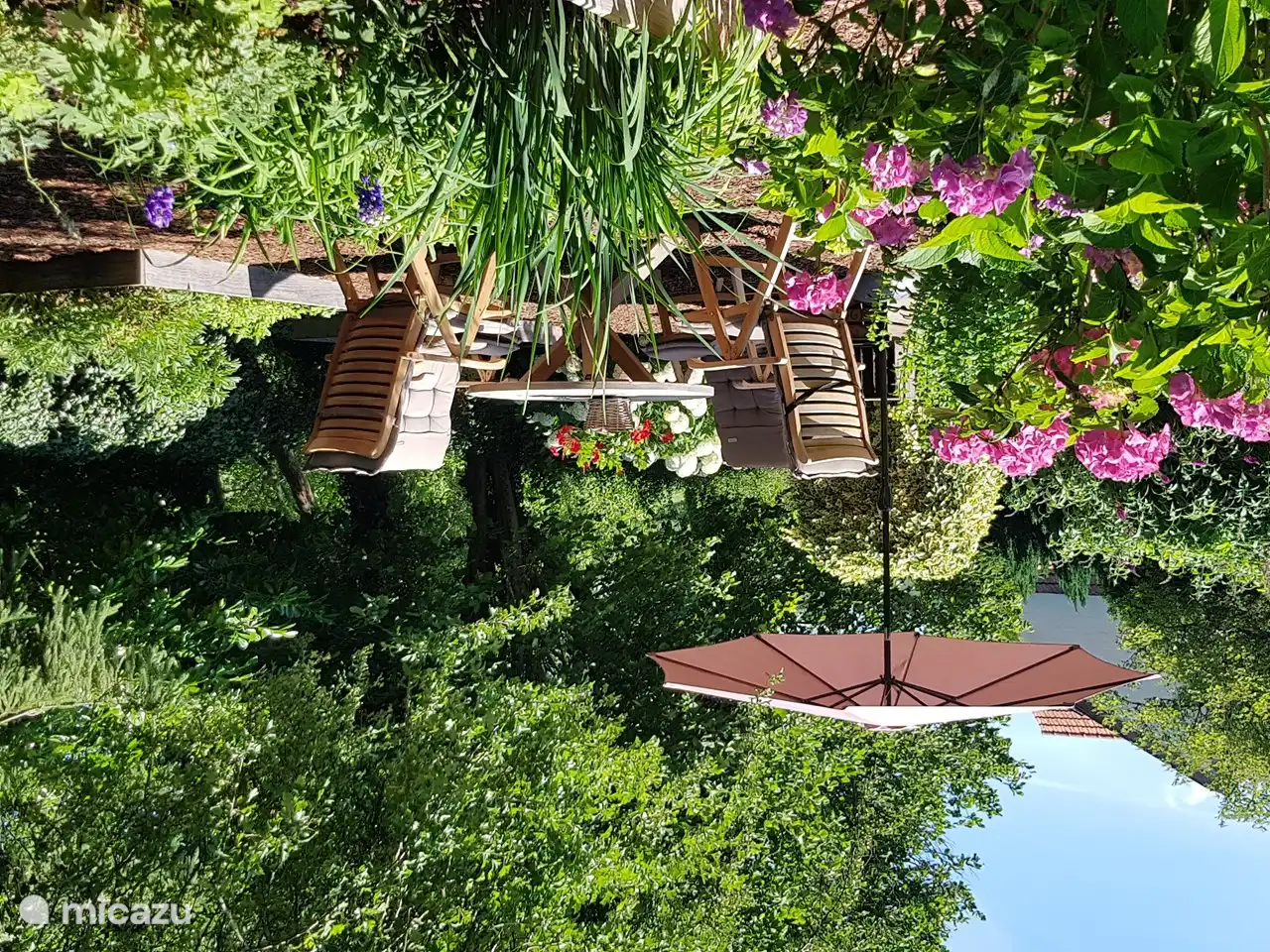 Gemütlicher Sitzplatz in unserem Seitengarten.