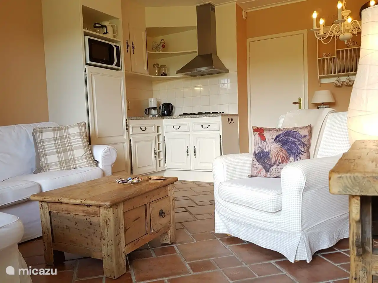 Die Küche ist komplett eingerichtet und ausgestattet mit ua einem 4-Flammen-Gasherd, Kühlschrank mit Gefrierfach, Kombi-Mikrowelle, Filterkaffee- und Nespresso-Maschine sowie gemütlichem Geschirr.