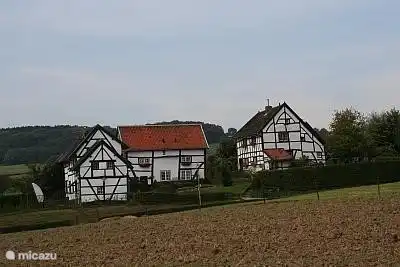 Eine Gruppe markanter Fachwerkhäuser im Heuvelland, genannt De Plaat im Weiler Terziet bei Epen.