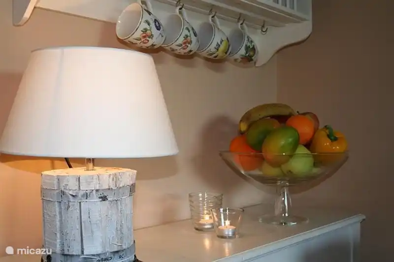 Detail der Schrank und Rack hinter dem Essbereich.