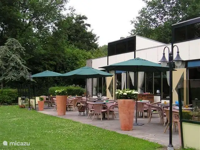 Gezellig terras bij restaurant op het bungalowpark