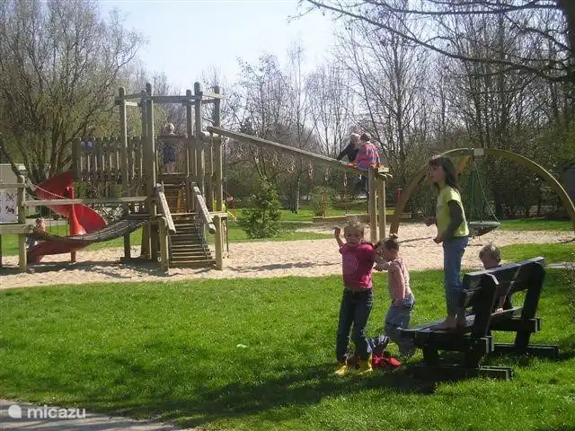 ruime gezellige speeltuin, met terras, waar je onder het genot van een drankje makkelijk zicht hebt op de kinderen 