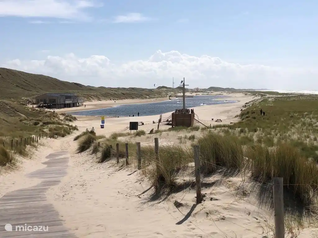 Binnen meer ; veilig en achter duinen rij, waardoor ook in voor en na seizoen veel strandplezier in de luwte
