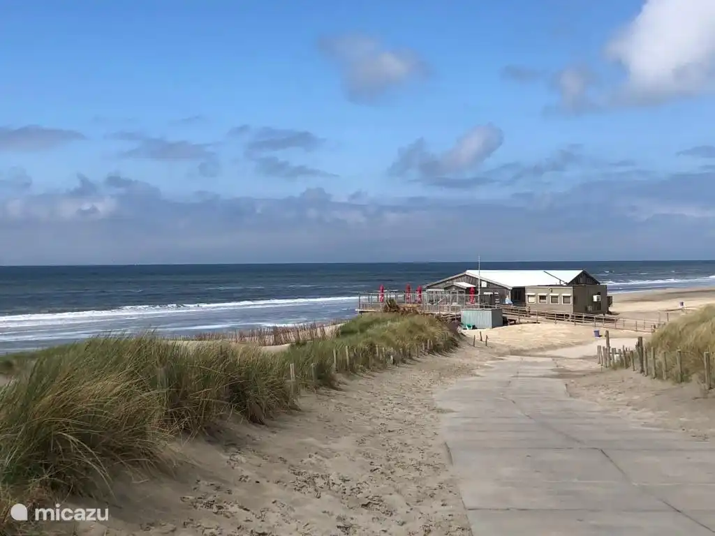Diverse gezellige strandtenten, bereikbaar met auto en fiets ( veel parkeergelegenheid). 
Heerlijk genieten van een drankje en de lekkernijen op het terras