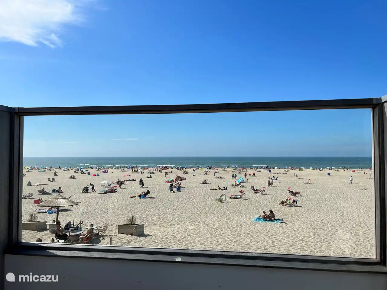 Ruime stranden met diverse strandtenten.