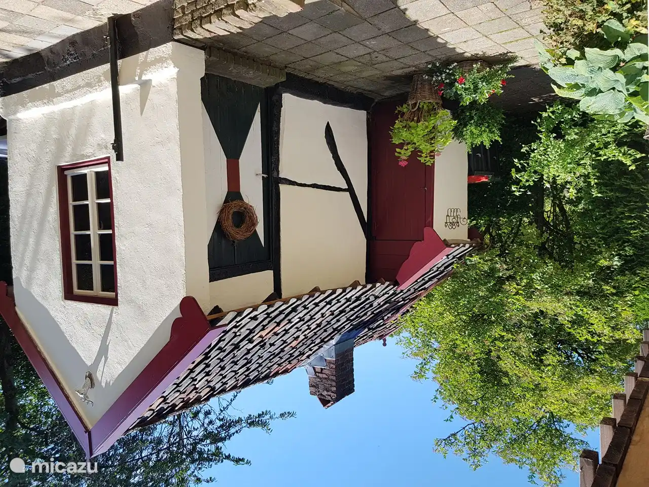 Früher hat der Bauer in dieser Bäckerei sein eigenes Brot und Kuchen gebacken. Die linke Tür war der Eingang zur Toilette; schön warm im Winter wenn der Ofen angefeuert wurde ;-). Heute dient die Bäckerei hauptsächlich als Abstell- und Fahrradschuppen.