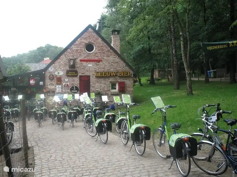 Das gemütliche boscafe das Keuchen Hirsch in Vijlener.
Mit einer schönen Terrasse, gemütlichen Bauernhof Tiere, eine Vielzahl von Bierspezialitäten und leckeres Essen zu einem fairen Preis, es hat alle Zutaten für ein feines (nach-) Nachmittag oder Abend.