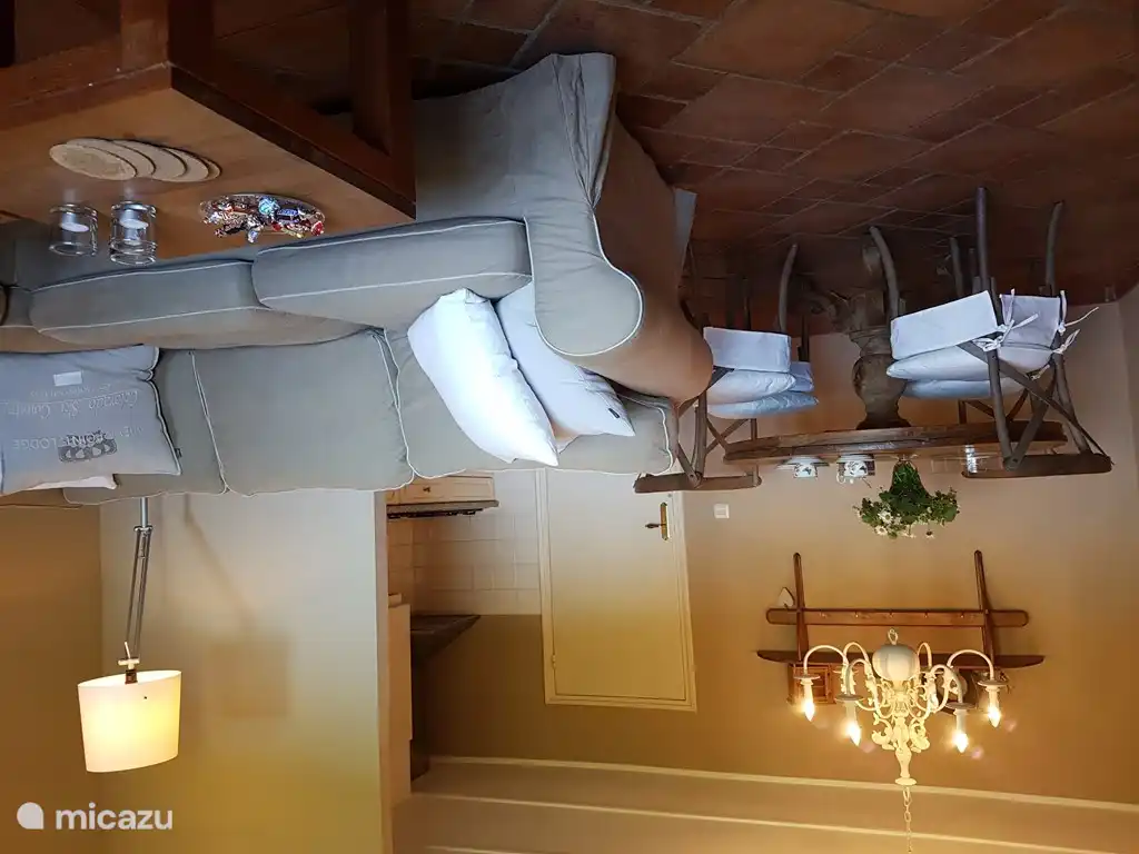 Allgemeine Ansicht der Essbereich und die Küche auf der rechten Seite. Die Tür ermöglicht den Zugang zu zwei Schlafzimmer, Bad und Abstellraum.