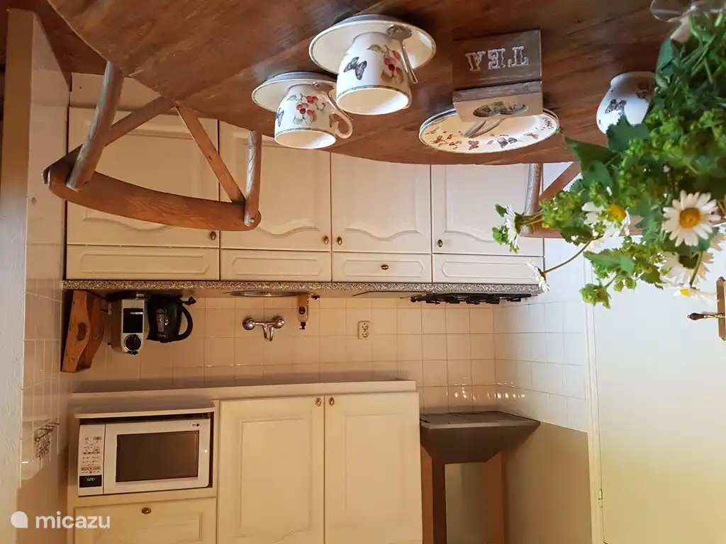 Die Küche ist mit einem 4-Flammen-Herd (links), Kühlschrank (unten rechts), Mikrowelle (rechts) und einem freundlichen Service ausgestattet.
Es gibt einen separaten Gefrierschrank in der Bergung der Wohnung.