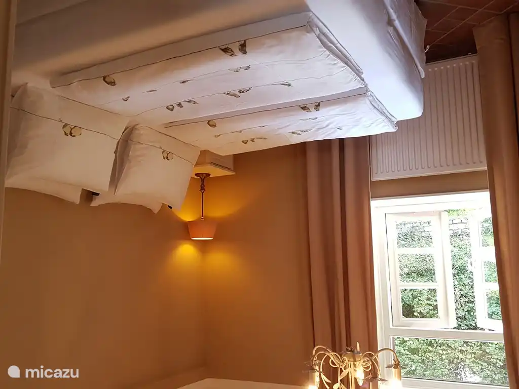 Das Schlafzimmer verfügt über eine feine, luxuriöse Boxspring Komforthöhe (60 cm.). Auf der 2-Personen-Bett Basis sind zwei 1-Personen 7-Zonen-Taschenfederkern Matratzen, 1-Personen-4-Jahreszeiten-Bettdecken und zwei Kissen pro Person. Auf der rechten Seite des Bettes ist ein geräumiger Kleiderschrank.