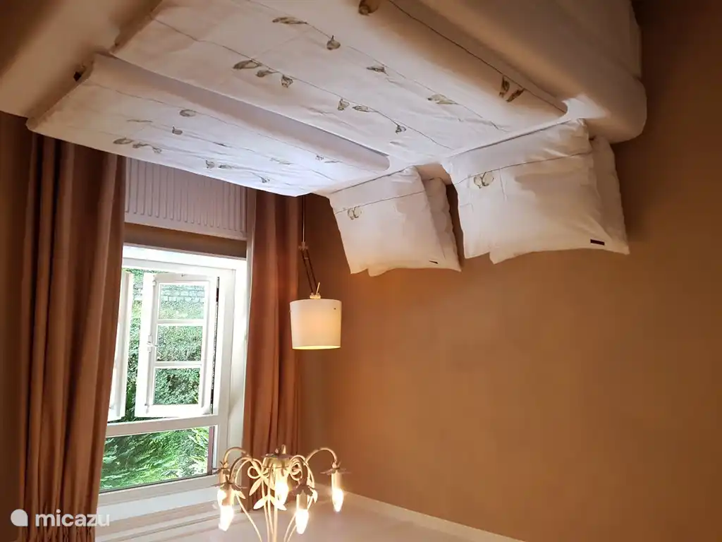 Auf der anderen Schlafzimmer hat zwei 1-Personen Boxspringbetten in Komforthöhe (60 cm.). Beide Betten mit einem 1-Personen-4-Jahreszeiten-Bettdecken und zwei Kopfkissen pro Bett kommen. Left (nicht sichtbar im Bild) ist wieder ein geräumiger Kleiderschrank. Es ist auch möglich, die Betten zusammen zu schieben mit dem Kopfteil an der linken Wand, die Schaffung eines komfortablen 2-Bett auftritt.