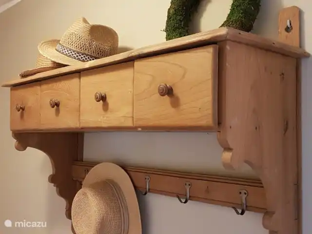 Buitenverblijf `t Herfse - 3 | Pays-Bas, Limbourg, Malines - ferme Notre collection de chapeaux de paille sur le portemanteau du couloir... ça peut servir ! Très agréable pendant les mois chauds de l'année.