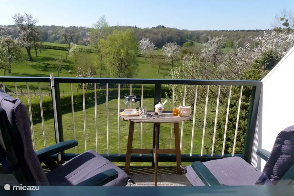 Die Aussicht vom eigenen Balkon! Der Balkon ist mit zwei 5-Positionen-Stühlen mit Sitzkissen, einem Balkontisch und einem großen Sonnenschirm mit einem Durchmesser von 3 Metern ausgestattet.
