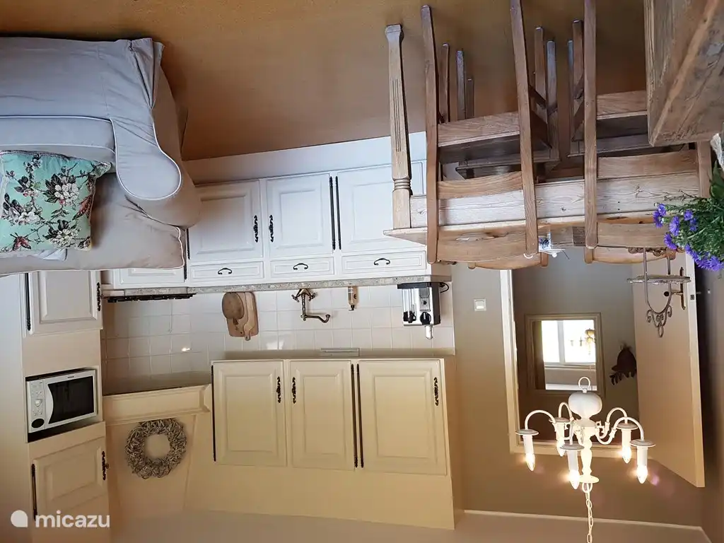 Die Küche ist mit einem 4-Platten-Herd, Mikrowelle (= Mikrowelle, Backofen und Grill), Kühlschrank mit Gefrierfach und ein freundlicher Service. Alle notwendigen Zubehör für die Küche zur Verfügung stehen, werden Sie so schnell nicht misgrijpen!