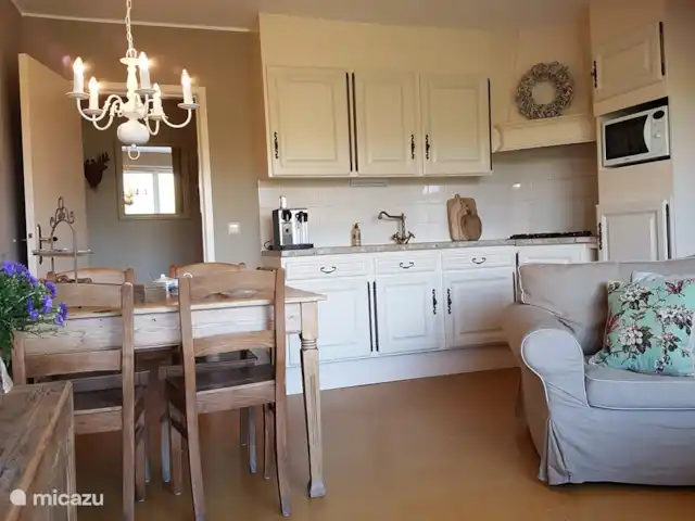 Buitenverblijf `t Herfse - 3 | Pays-Bas, Limbourg, Malines - ferme La cuisine est équipée d'une cuisinière à gaz 4 feux, d'un micro-ondes combiné (= micro-ondes, four et grill), d'un réfrigérateur avec compartiment congélateur, d'une machine à café filtre et Nespresso, d'une bouilloire, d'un grille-pain et d'une vaisselle douillette. Tous les accessoires de cuisine nécessaires sont disponibles; vous ne manquerez pas facilement!