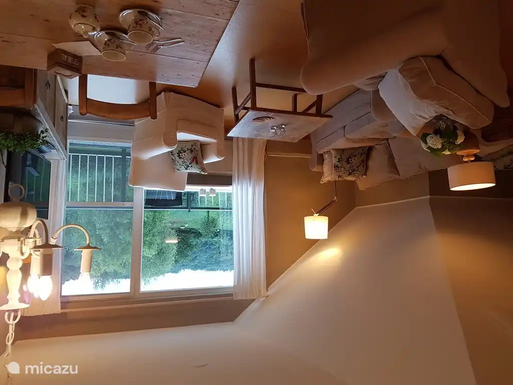 Das Wohnzimmer ist mit einem 2-Sitzer-Sofa, zwei Sesseln und einem Fernseher (55 cm. / Kabel) ausgestattet. In der Bibliothek finden Sie detaillierte Informationen, wie Wandern, Radfahren und Autorouten, einen Ordner mit gemütlichen retaurantjes und andere Informationen über Sehenswürdigkeiten, Veranstaltungen und Attraktionen. Außerdem besteht immer ein Stapel von aktuellen Magazine und Illustrierte.