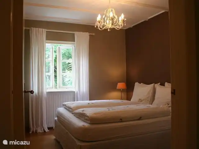 Buitenverblijf `t Herfse - 3 | Pays-Bas, Limbourg, Malines - ferme Une bonne nuit de sommeil est garantie dans le lit double à hauteur de confort (= 60 cm de hauteur, taille du lit = 160 x 200 cm) avec matelas à ressorts ensachés à 7 zones !
Le lit a deux couettes simples et 2 oreillers par personne. Vous avez également accès à un spacieux garde-robe.