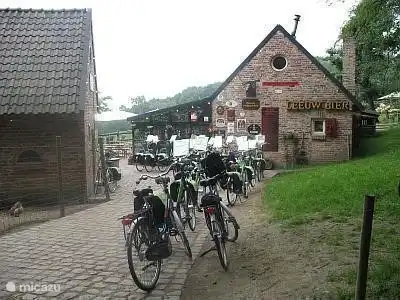 Stoppen Sie in einem gemütlichen boscafe.