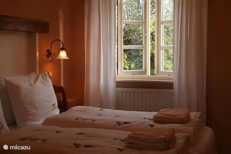 Das Schlafzimmer ist mit sehr bequemen Betten in Komforthöhe (= 60 cm.) Ausgestattet.