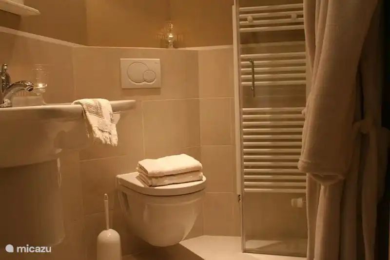 Das Badezimmer ist komplett im Frühjahr 2011 renoviert und in einem feinen badderruimte! Es ist eine luxuriöse, geräumige begehbare Dusche (Hand-und regen Dusche), Waschbecken und Toilette.