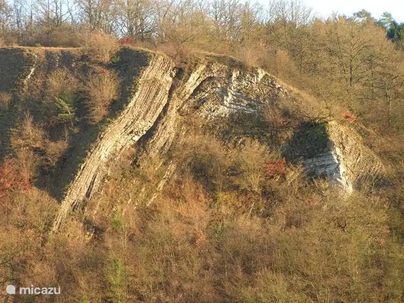 Abseilen ist eine der Sportarten, die möglich ist. Dieser Berg liegt gegenüber der Domäne.