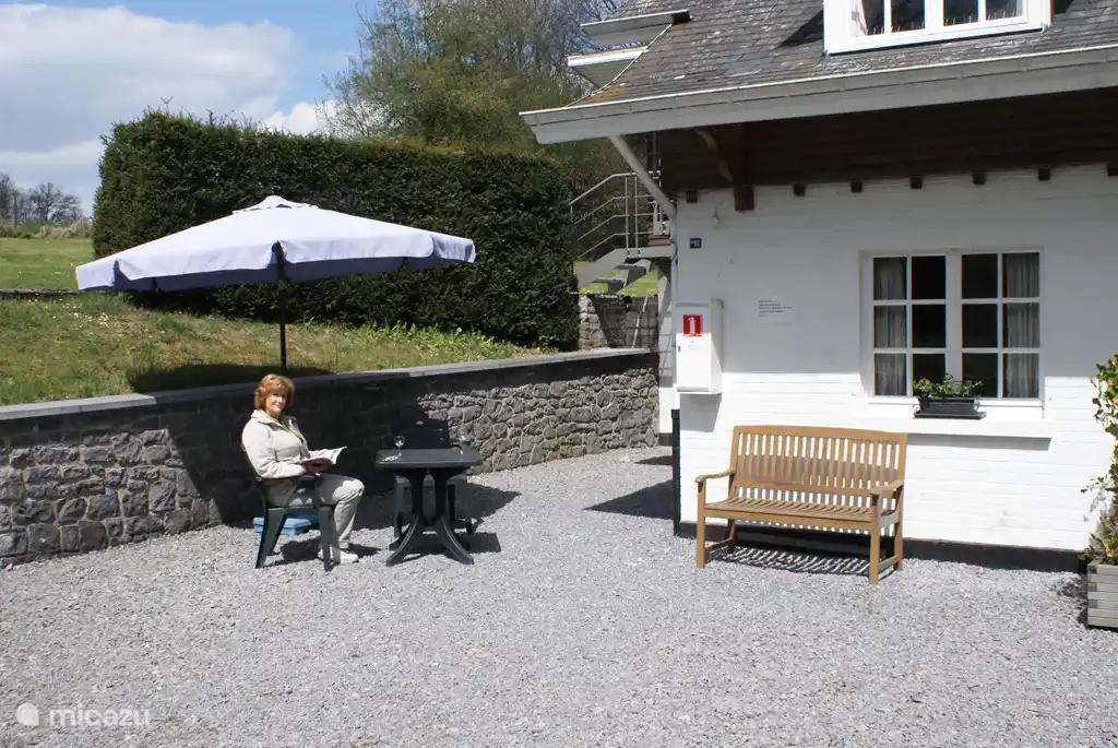 Ein 3-Zimmer-Haus im Erdgeschoss in einer Oase der Ruhe auf einer Domäne am Rande der Ourthe. Viel Natur, Radfahren, Wandern, Kanufahren, aber auch schöne Sehenswürdigkeiten in der Umgebung. Entferne dich von allem.