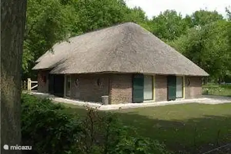 Vakantiehuis Nederland, Drenthe – vakantiehuis Het Tolhuis Achterkant Tolhuis met speelveld.