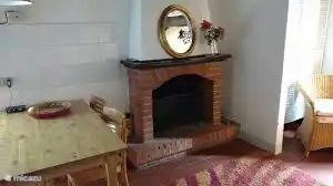 ¡Para los momentos más fríos puedes encender la original chimenea del salón!