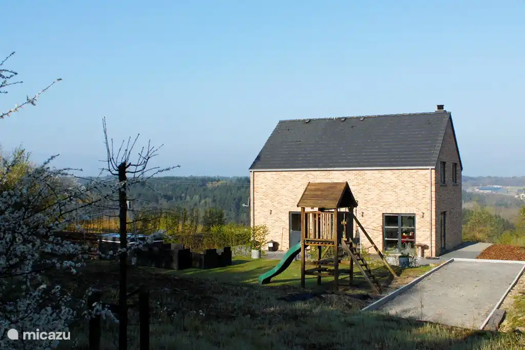 Villa with fantastic views! And a lovely backyard with jacuzzi, playset and jeu de boule court.