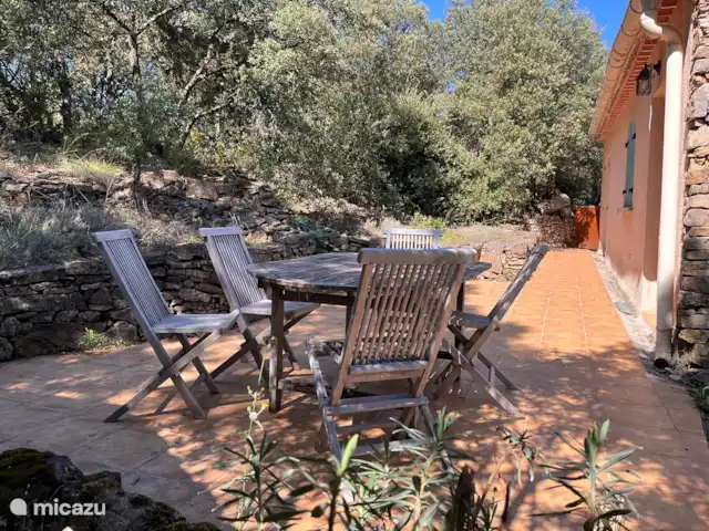 Location de Vacances France, Gard, Molières-sur-Cèze, maison de vacances - Maison 4 saisons pour 6 personnes La terrasse de la Maison des Quatre Saisons borde la forêt, surplombe les collines et dispose d'un parasol en été.