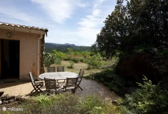 Die Terrasse mit Blick auf die Hügel.