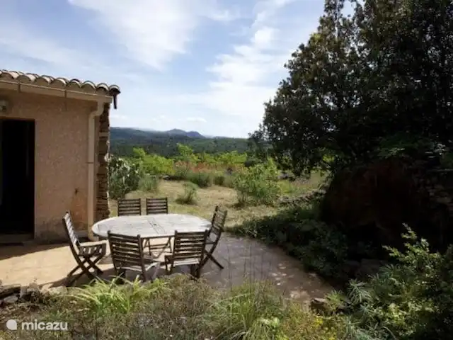 Location de Vacances France, Gard, Molières-sur-Cèze, maison de vacances - Maison 4 saisons pour 6 personnes La terrasse avec vue sur les collines.