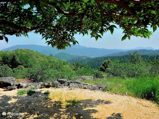 Location de Vacances France, Gard, Molières-sur-Cèze, maison de vacances - Maison 4 saisons pour 6 personnes La vue depuis la salle de bain de la maison Four Seasons. (photo gracieuseté de l'invité Boet)
