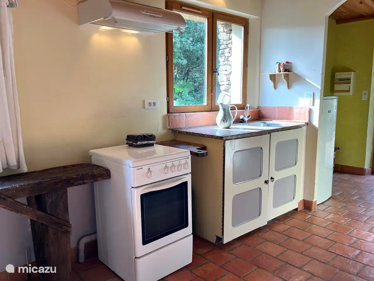 Kaffee kochen mit Blick auf den Mas Blanc. Geräumiger Kühlschrank, Herd, Gewürzdosen, Vorratsdosen, Töpfe und Pfannen usw.
