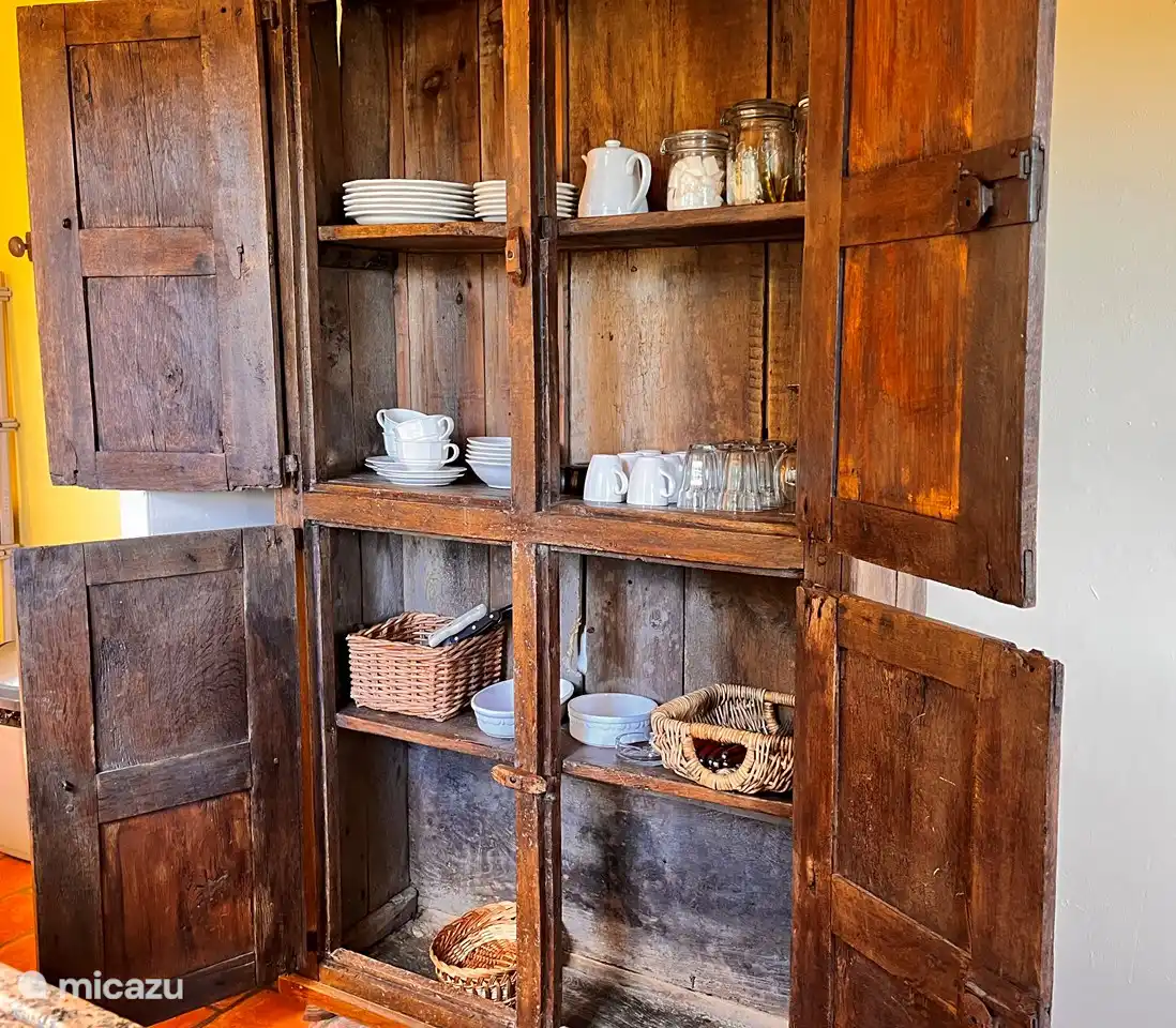 Der Küchenschrank aus Eichenholz mit Inventar für 6 Personen.