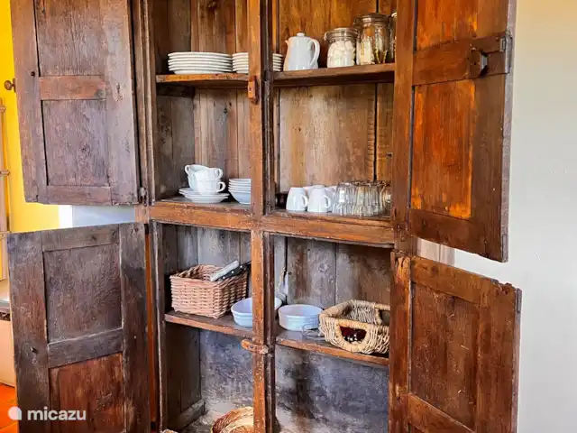 Location de Vacances France, Gard, Molières-sur-Cèze, maison de vacances - Maison 4 saisons pour 6 personnes Le meuble de cuisine en chêne avec inventaire pour 6 personnes.