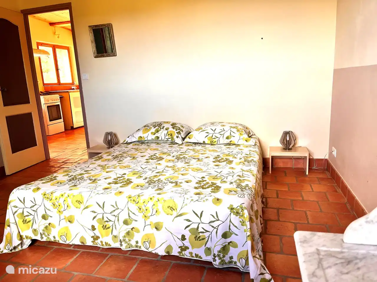 Zu einem Urlaub im Mas Blanc gehört gutes Essen, Faulenzen, Schwimmen, Schlafen im hervorragenden Bett und ausgeruhtes Aufwachen.
Das Schlafzimmer mit Doppelbett 160 x 200.