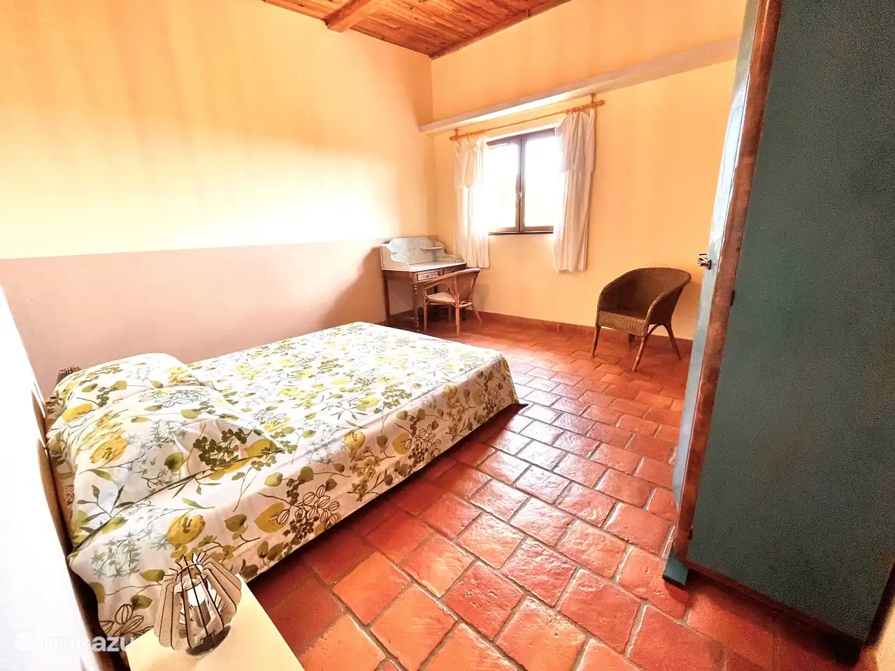 Vom Flur aus Blick in das großzügige Schlafzimmer.