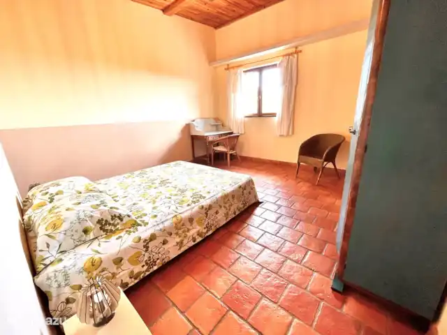 Location de Vacances France, Gard, Molières-sur-Cèze, maison de vacances - Maison 4 saisons pour 6 personnes Depuis le couloir, vue sur la chambre spacieuse.