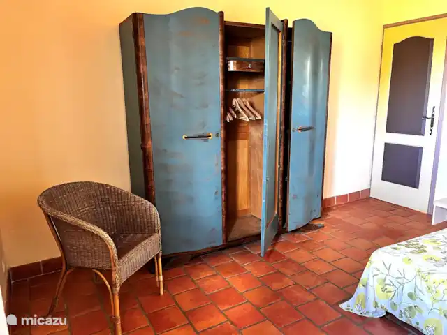 Location de Vacances France, Gard, Molières-sur-Cèze, maison de vacances - Maison 4 saisons pour 6 personnes Garde-robe dans la chambre principale.