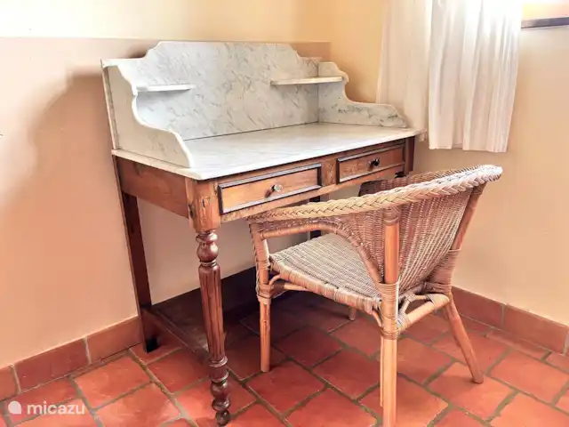 Location de Vacances France, Gard, Molières-sur-Cèze, maison de vacances - Maison 4 saisons pour 6 personnes Noyer avec table en marbre dans la chambre principale.