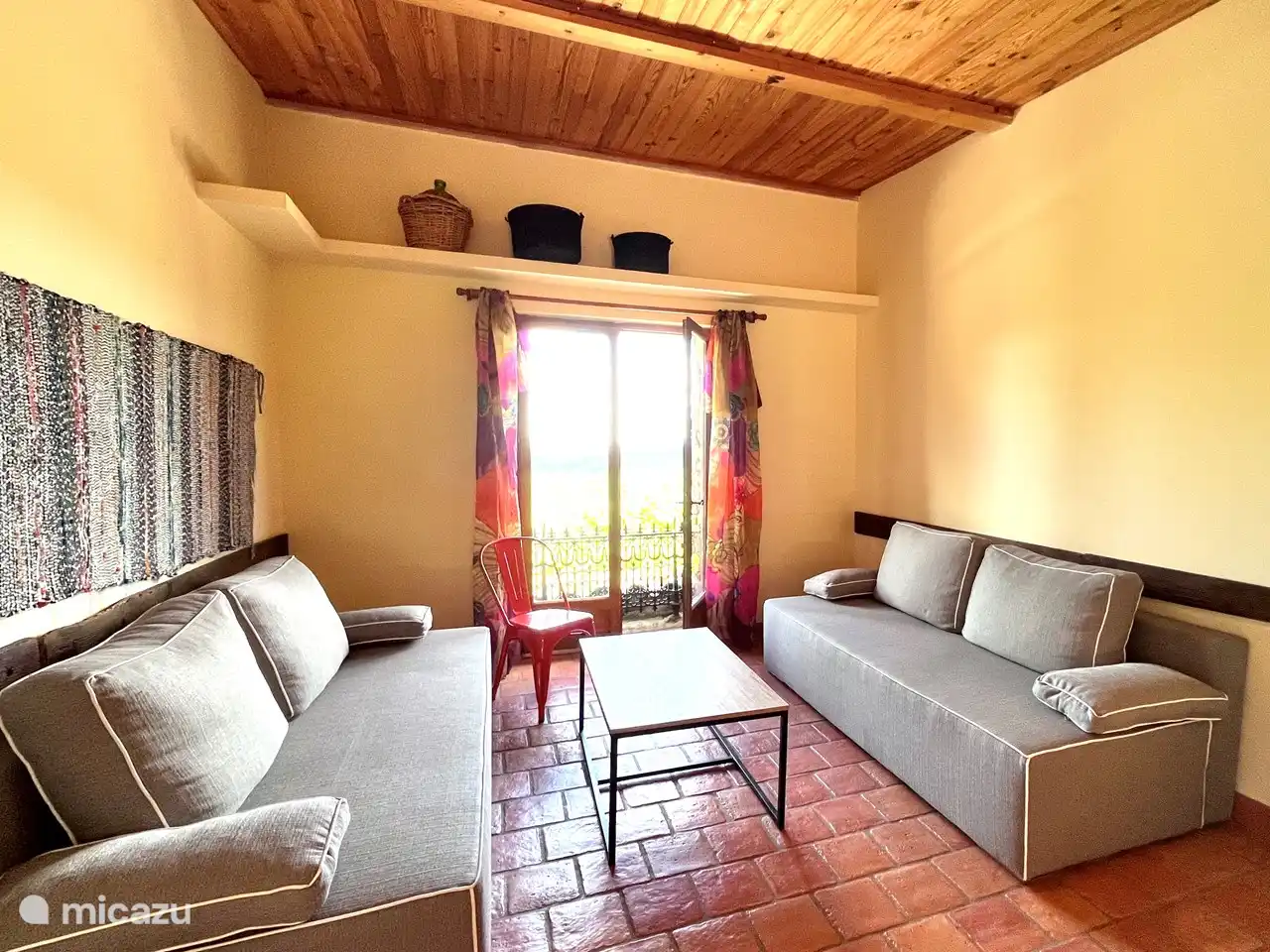 Das geräumige Wohnzimmer des Four Seasons-Hauses. Blick über die Cevennen.