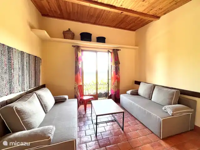 Location de Vacances France, Gard, Molières-sur-Cèze, maison de vacances - Maison 4 saisons pour 6 personnes Le salon spacieux de la maison Four Seasons. Vue sur les Cévennes.